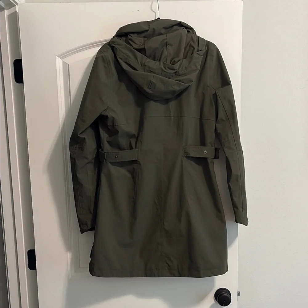 The North Face Green Dry Vent Rain Coat with Sleek Silhouette - Picture 2 of 10